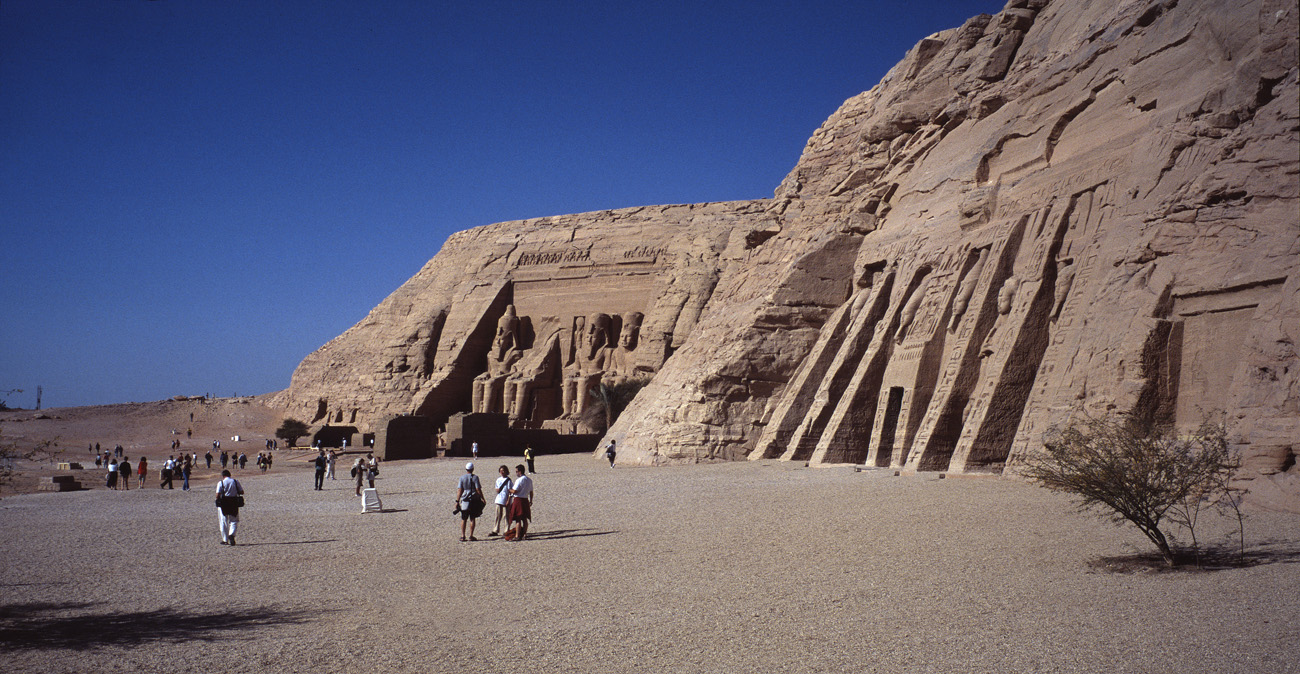 egyp09_22 abu simbel pano.jpg - Abu Simbel " temple de Ramses II   temple de Nefertari" Un chef d'oeuvre de technologie pour découper entièrement les deux temples et les réassembler avant l'engloutissemet par les flots du site initial d'Abu Simbel Provia 100 F